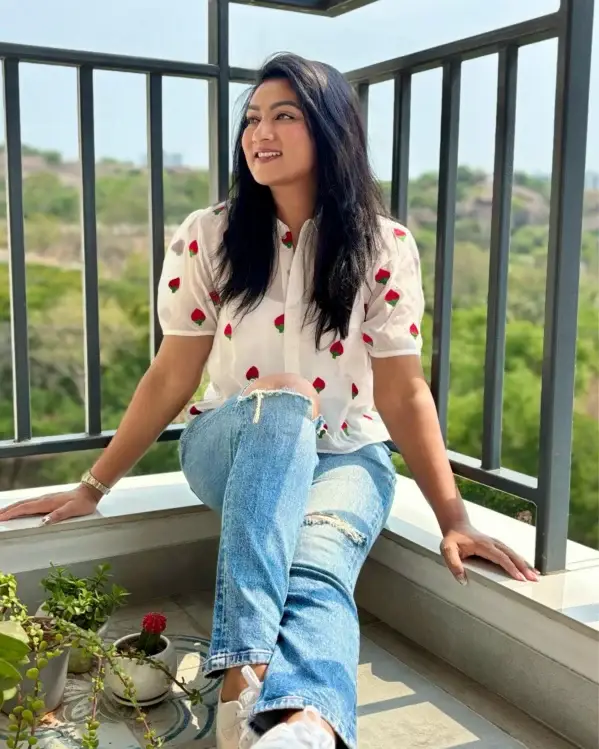 White Shirt With Embroidered Strawberries With Inner