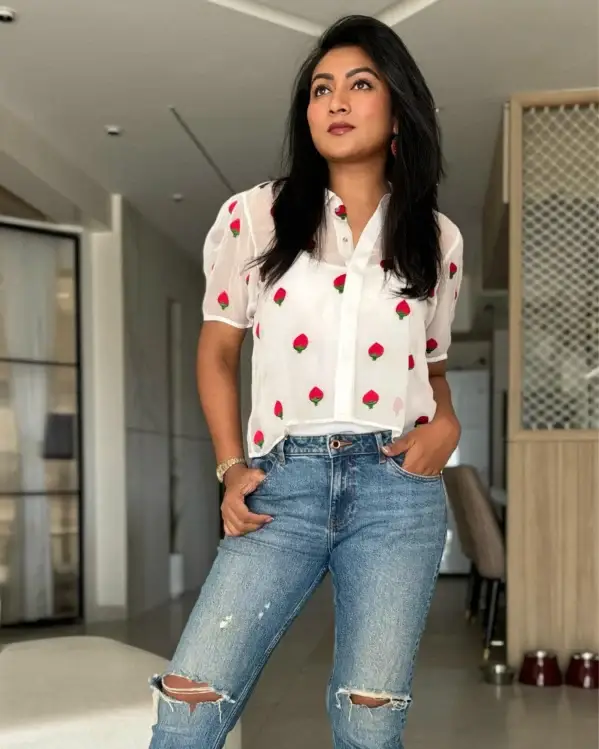 White Shirt With Embroidered Strawberries With Inner