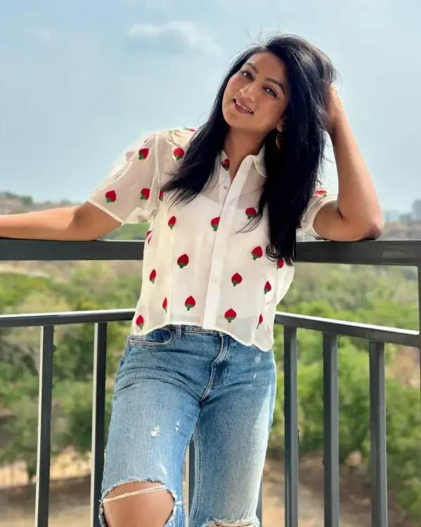 White Shirt With Embroidered Strawberries With Inner