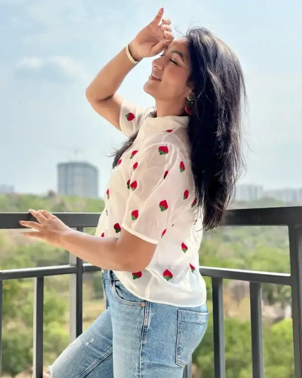 White Shirt With Embroidered Strawberries With Inner